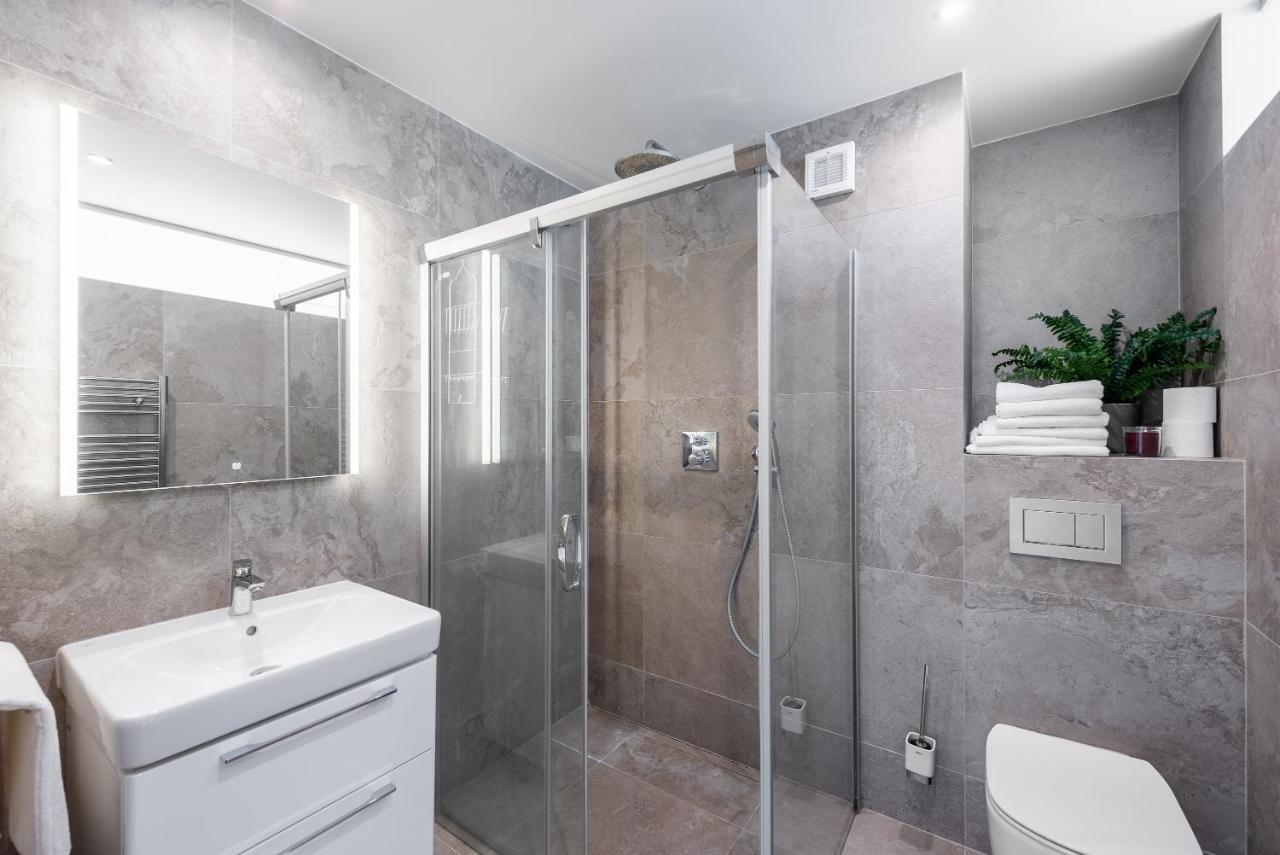 Apartment With 4 Bedrooms Praha Bagian luar foto
